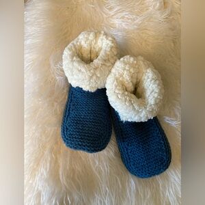 MUK LUKS Cozy Blue and White Women’s Non-Slip Slippers - NWOT